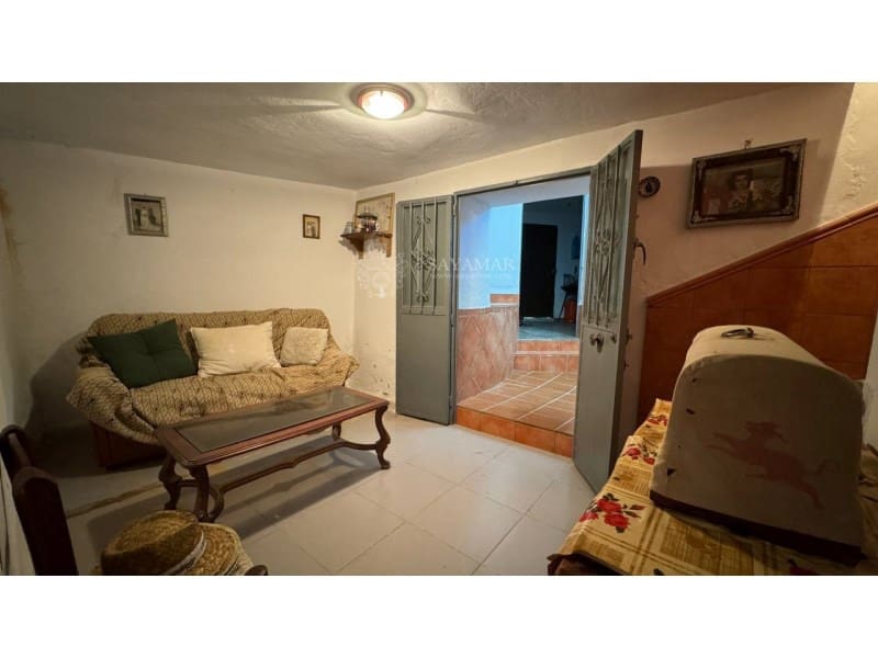 4 soveværelse Byhus til salg i Sayalonga med garage - € 120.000 (Ref: 8665776)