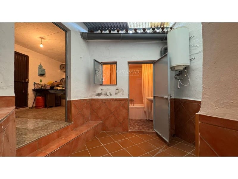 4 soveværelse Byhus til salg i Sayalonga med garage - € 120.000 (Ref: 8665776)