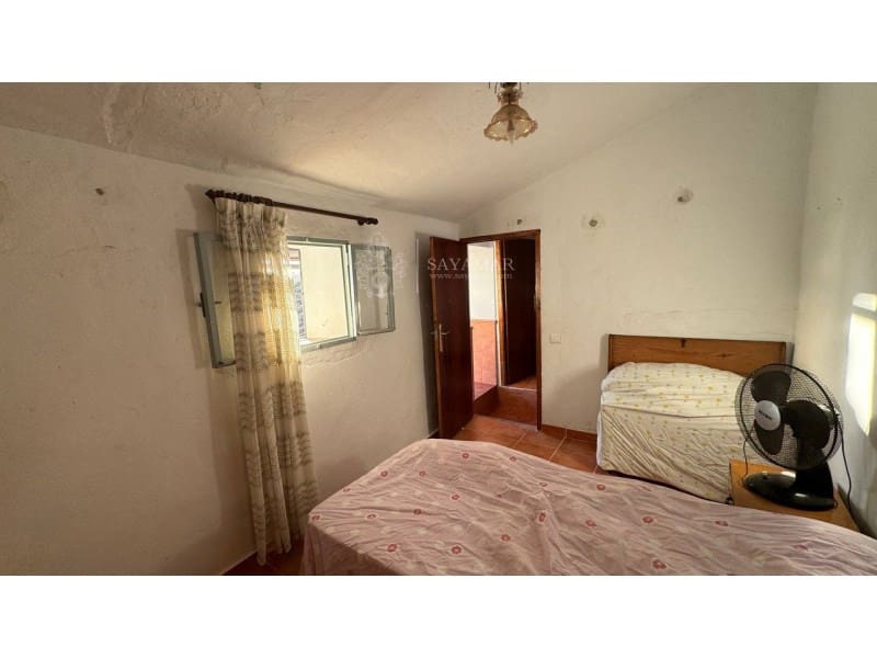 4 soveværelse Byhus til salg i Sayalonga med garage - € 120.000 (Ref: 8665776)