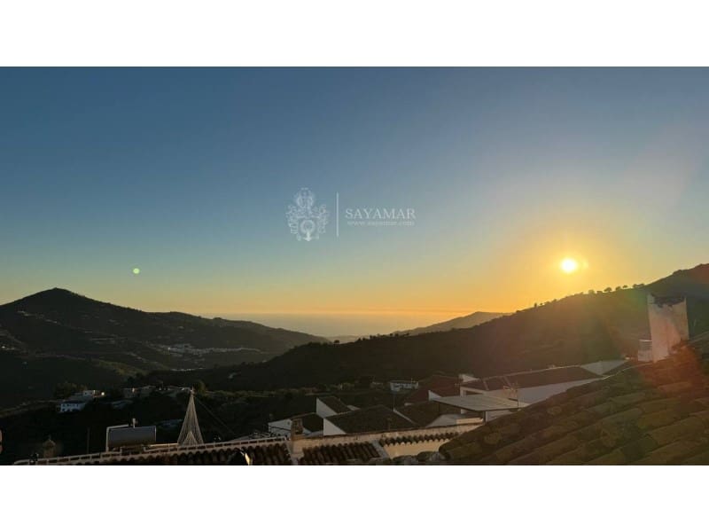 4 soveværelse Byhus til salg i Sayalonga med garage - € 120.000 (Ref: 8665776)