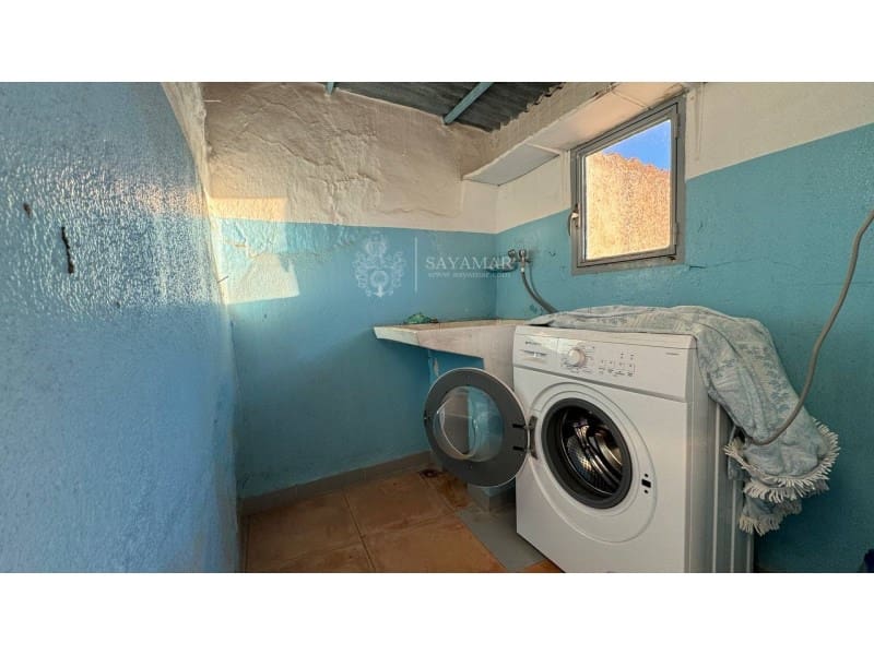 4 soveværelse Byhus til salg i Sayalonga med garage - € 120.000 (Ref: 8665776)