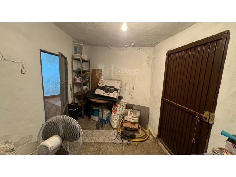 4 soveværelse Byhus til salg i Sayalonga med garage - € 120.000 (Ref: 8665776)