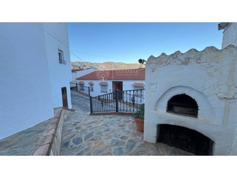 4 soveværelse Byhus til salg i Sayalonga med garage - € 120.000 (Ref: 8665776)