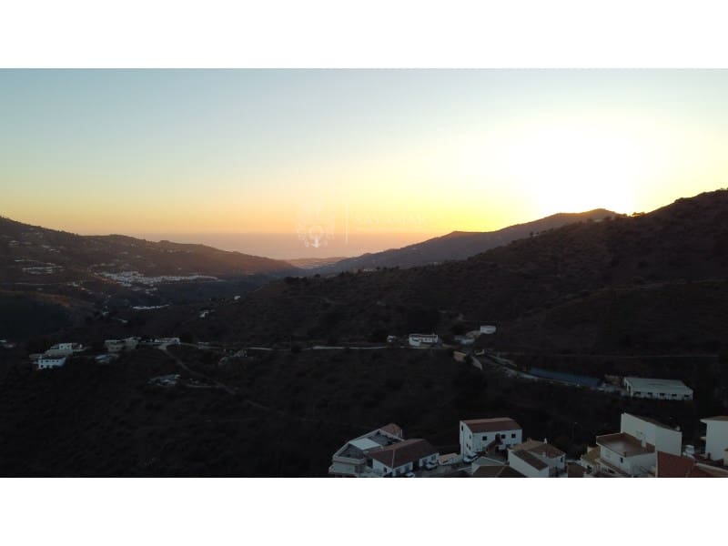 4 soveværelse Byhus til salg i Sayalonga med garage - € 120.000 (Ref: 8665776)