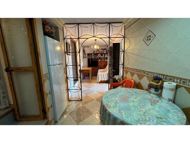 4 soveværelse Byhus til salg i Sayalonga med garage - € 120.000 (Ref: 8665776)