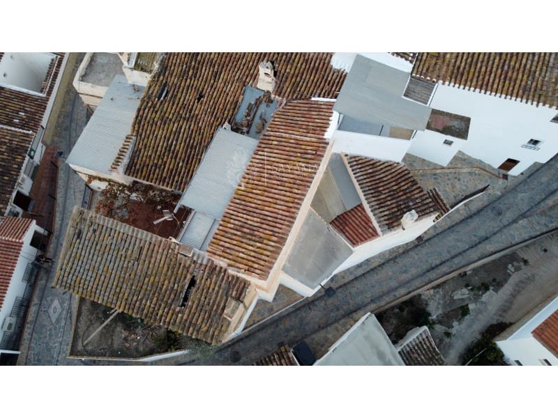 4 soveværelse Byhus til salg i Sayalonga med garage - € 120.000 (Ref: 8665776)