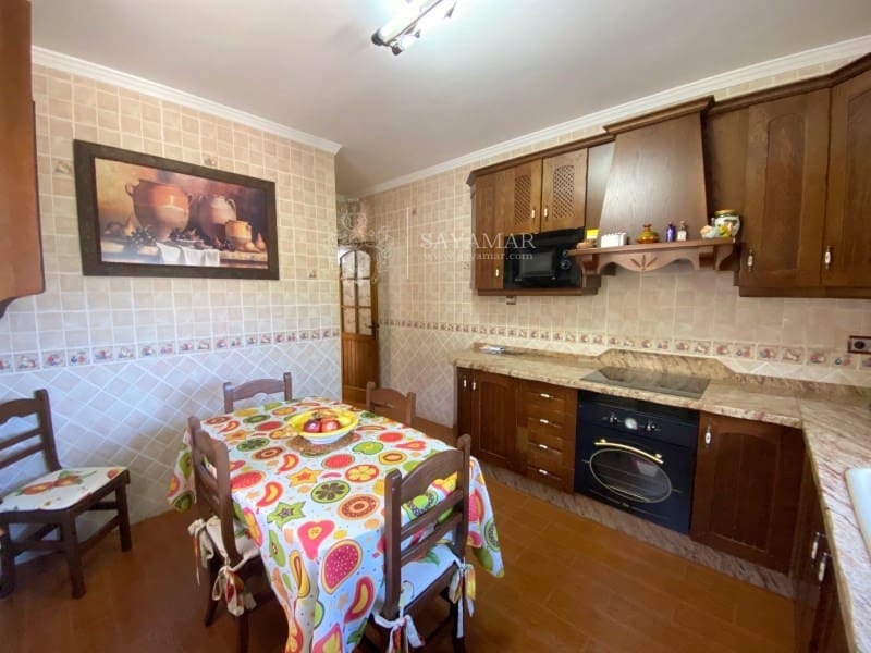 4 slaapkamer Villa te koop in Sayalonga met garage - € 575.000 (Ref: 8665785)