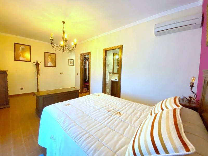 4 slaapkamer Villa te koop in Sayalonga met garage - € 575.000 (Ref: 8665785)