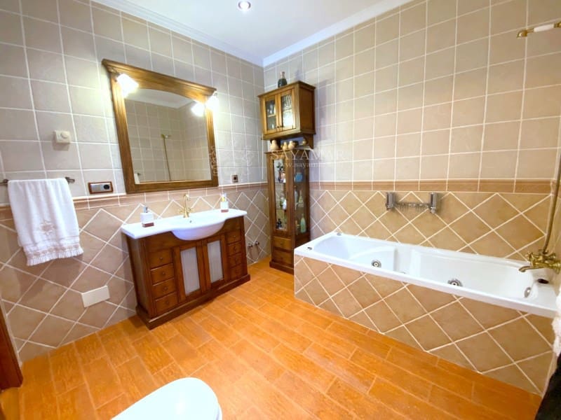 4 slaapkamer Villa te koop in Sayalonga met garage - € 575.000 (Ref: 8665785)