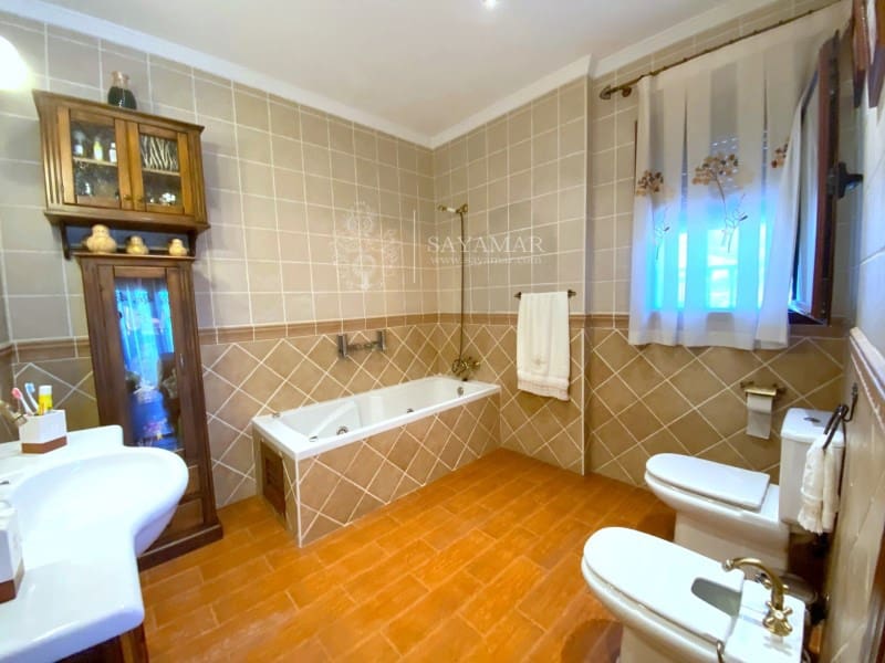 4 slaapkamer Villa te koop in Sayalonga met garage - € 575.000 (Ref: 8665785)