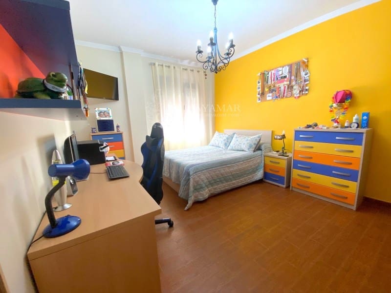 4 slaapkamer Villa te koop in Sayalonga met garage - € 575.000 (Ref: 8665785)