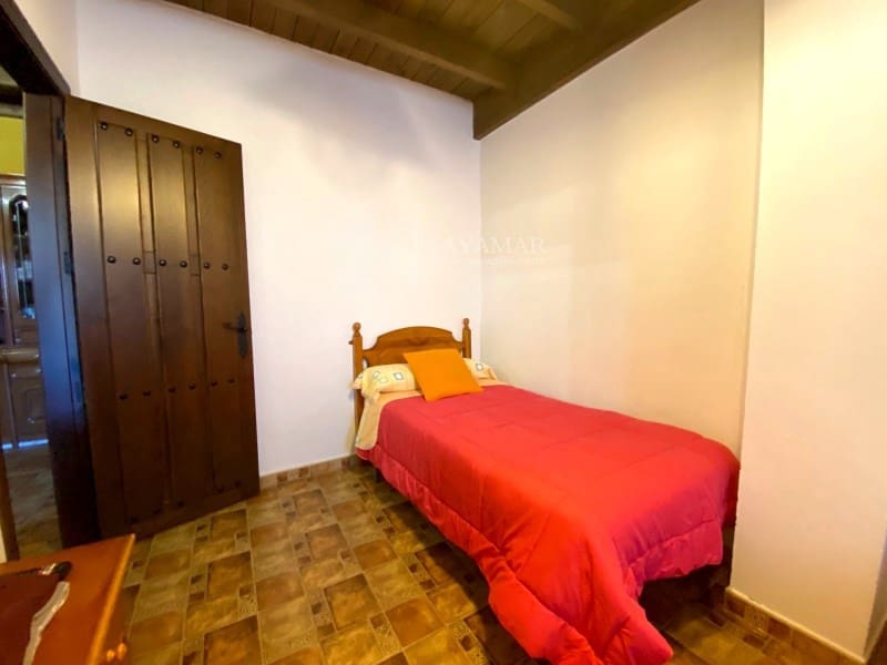 4 slaapkamer Villa te koop in Sayalonga met garage - € 575.000 (Ref: 8665785)