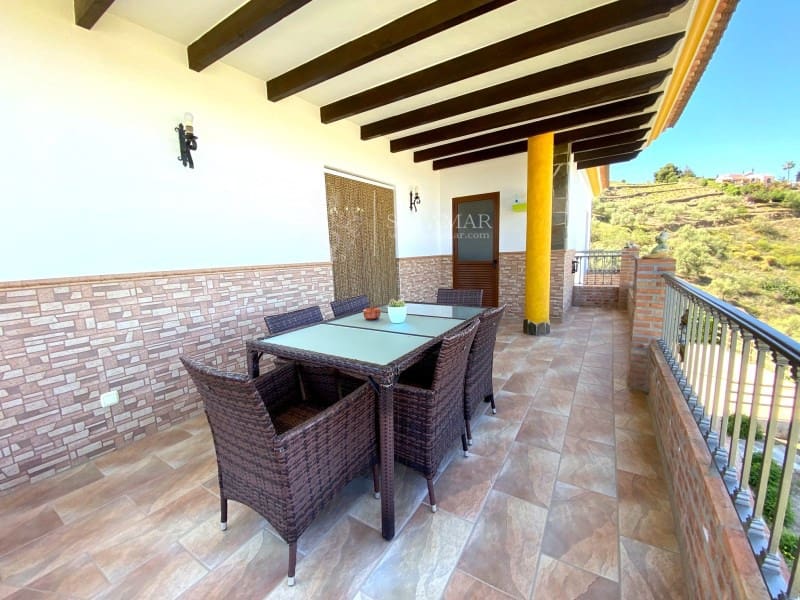 4 slaapkamer Villa te koop in Sayalonga met garage - € 575.000 (Ref: 8665785)