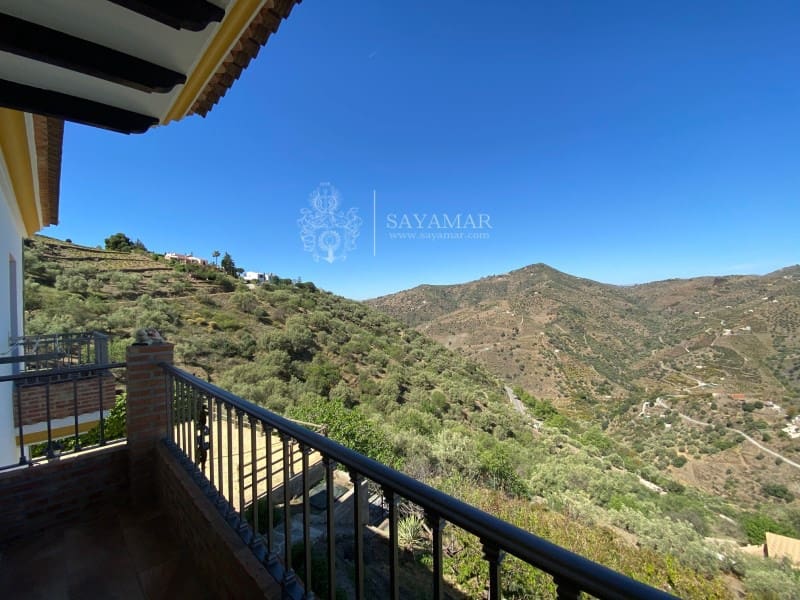 4 slaapkamer Villa te koop in Sayalonga met garage - € 575.000 (Ref: 8665785)