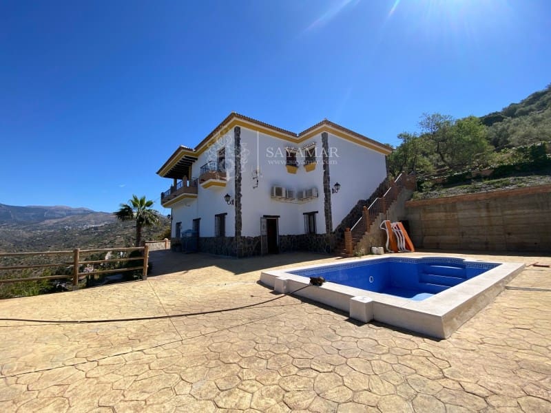 4 slaapkamer Villa te koop in Sayalonga met garage - € 575.000 (Ref: 8665785)