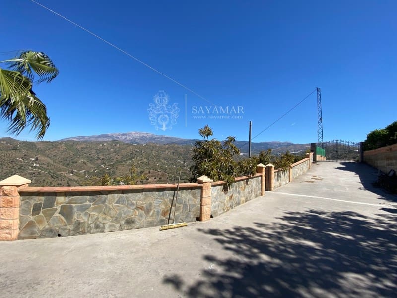 4 slaapkamer Villa te koop in Sayalonga met garage - € 575.000 (Ref: 8665785)