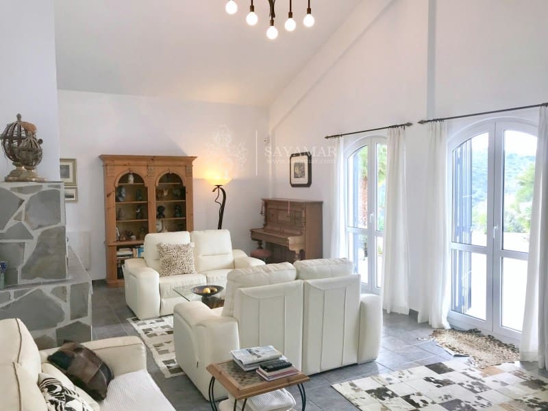 4 soverom Villa til salgs i Sayalonga med garasje - € 1 350 000 (Ref: 8665802)