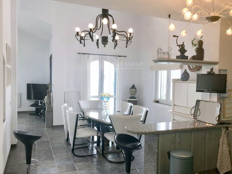 4 soverom Villa til salgs i Sayalonga med garasje - € 1 350 000 (Ref: 8665802)