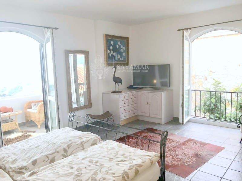 4 soverom Villa til salgs i Sayalonga med garasje - € 1 350 000 (Ref: 8665802)