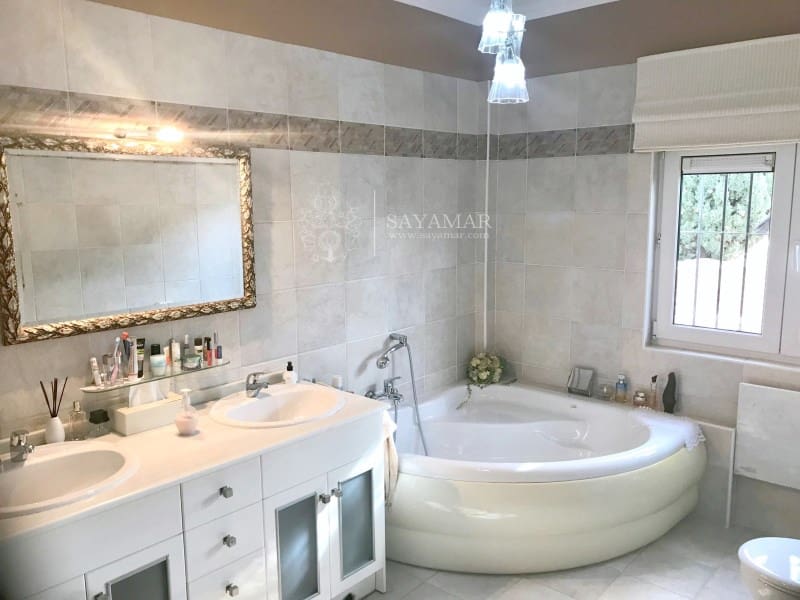 4 soverom Villa til salgs i Sayalonga med garasje - € 1 350 000 (Ref: 8665802)