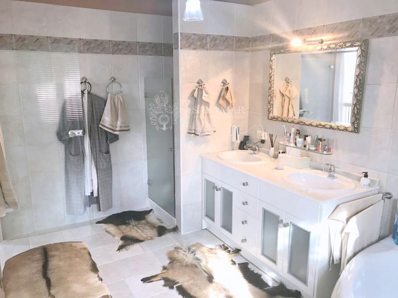 4 soverom Villa til salgs i Sayalonga med garasje - € 1 350 000 (Ref: 8665802)