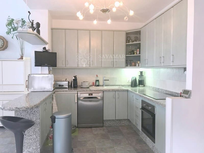 4 soverom Villa til salgs i Sayalonga med garasje - € 1 350 000 (Ref: 8665802)