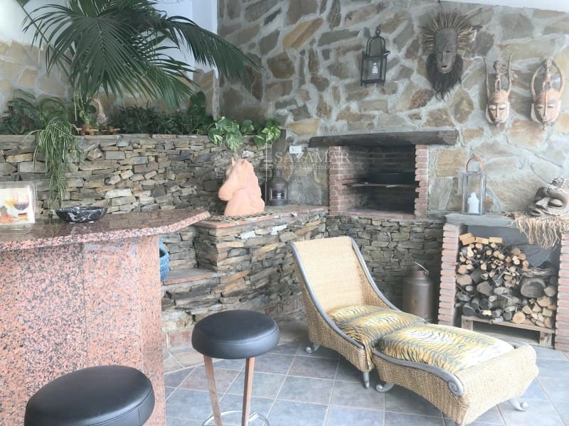 4 soverom Villa til salgs i Sayalonga med garasje - € 1 350 000 (Ref: 8665802)