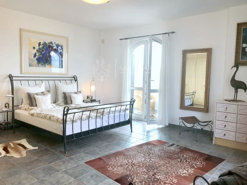 4 soverom Villa til salgs i Sayalonga med garasje - € 1 350 000 (Ref: 8665802)