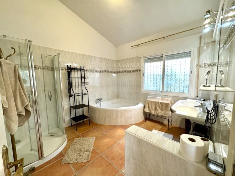 2 soverom Villa til salgs i Sayalonga med svømmebasseng - € 440 000 (Ref: 8665804)