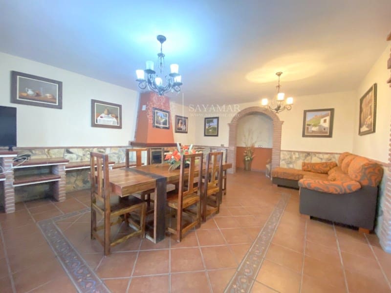 4 sovrum Villa till salu i Sayalonga med garage - 525 000 € (Ref: 8665811)