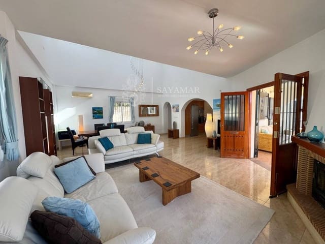 3 sovrum Villa till salu i Sayalonga - 595 000 € (Ref: 8940087)