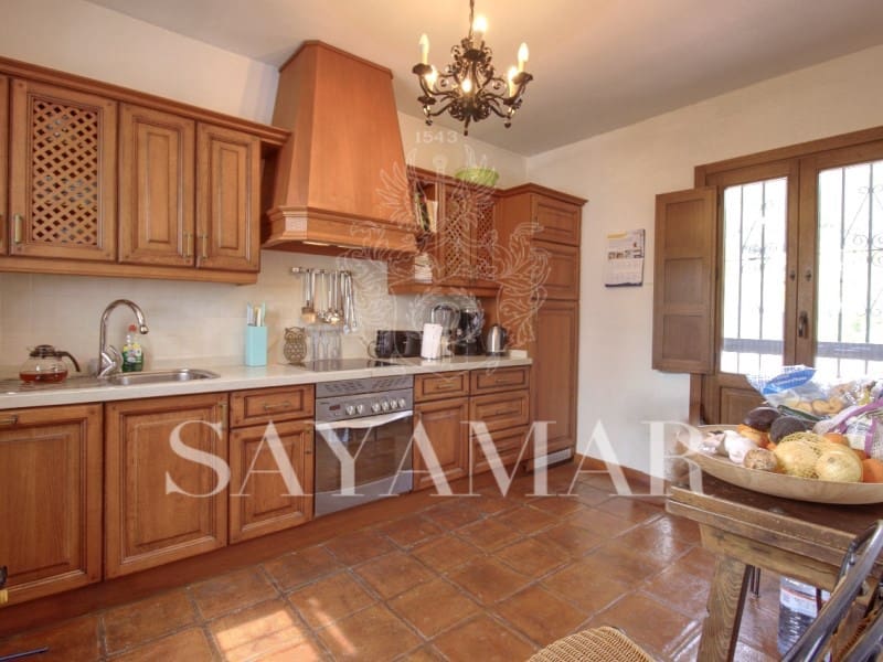 3 slaapkamer Villa te koop in Sayalonga met zwembad - € 495.000 (Ref: 8940538)