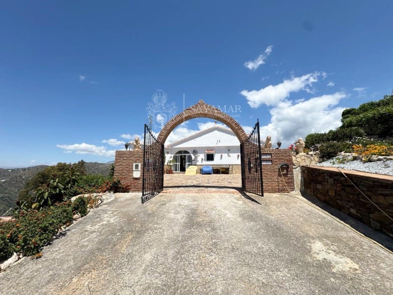 4 slaapkamer Villa te koop in Sayalonga - € 540.000 (Ref: 8944232)