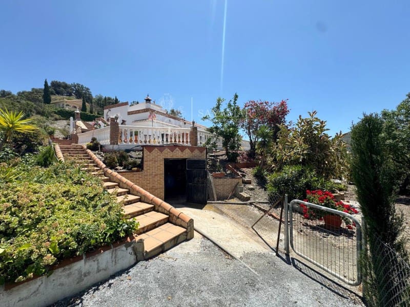 4 slaapkamer Villa te koop in Sayalonga - € 540.000 (Ref: 8944232)