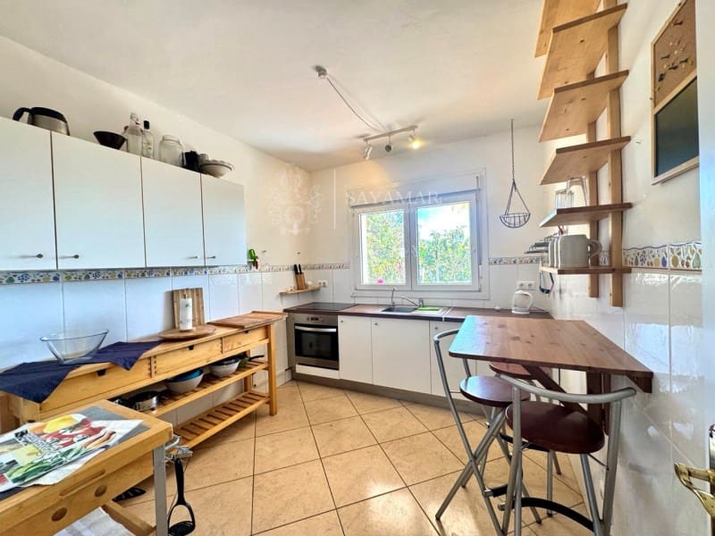 5 bedroom Villa for sale in Arenas with pool - € 400,000 (Ref: 8951544)