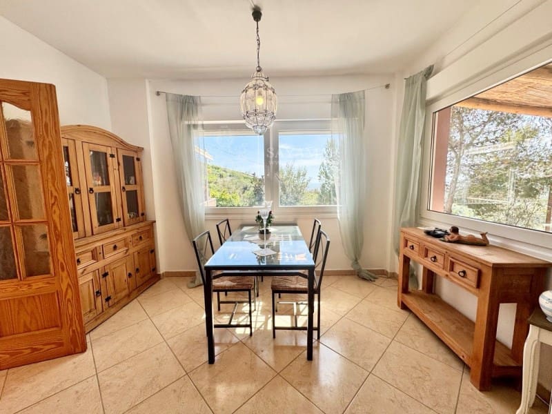 5 bedroom Villa for sale in Arenas with pool - € 400,000 (Ref: 8951544)