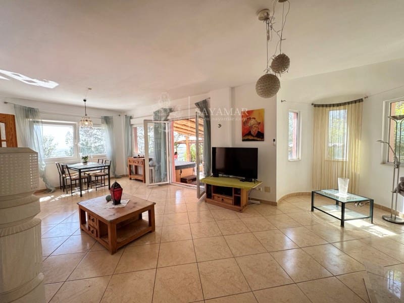 5 bedroom Villa for sale in Arenas with pool - € 400,000 (Ref: 8951544)