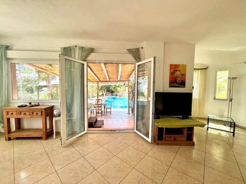 5 bedroom Villa for sale in Arenas with pool - € 400,000 (Ref: 8951544)