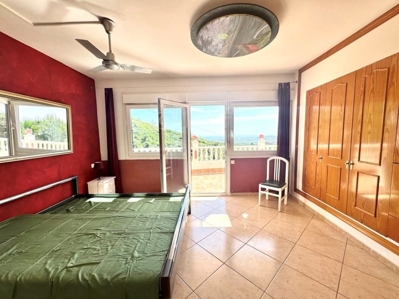 5 bedroom Villa for sale in Arenas with pool - € 400,000 (Ref: 8951544)