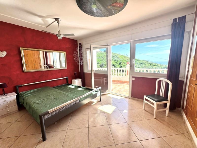 5 bedroom Villa for sale in Arenas with pool - € 400,000 (Ref: 8951544)