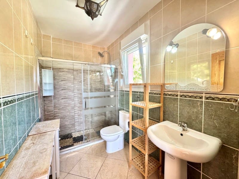 5 bedroom Villa for sale in Arenas with pool - € 400,000 (Ref: 8951544)