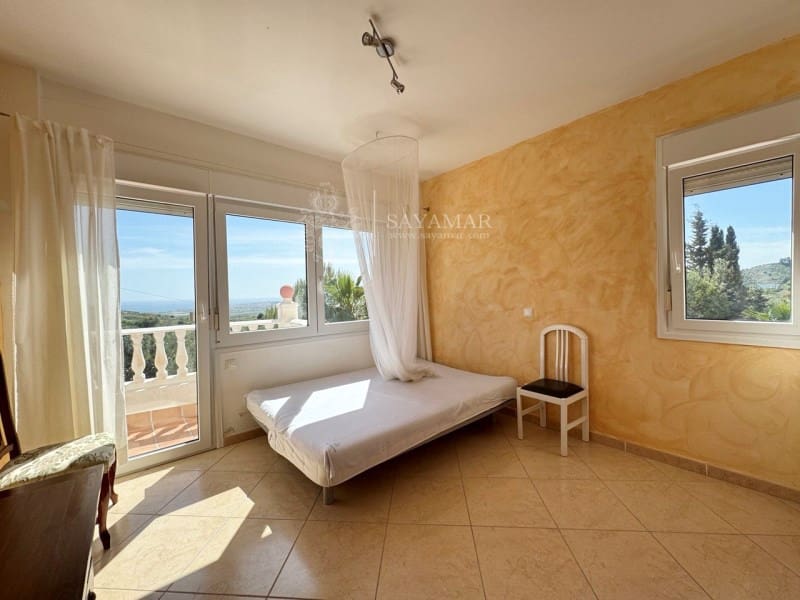 5 bedroom Villa for sale in Arenas with pool - € 400,000 (Ref: 8951544)