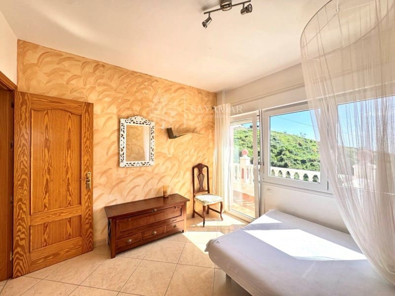 5 bedroom Villa for sale in Arenas with pool - € 400,000 (Ref: 8951544)