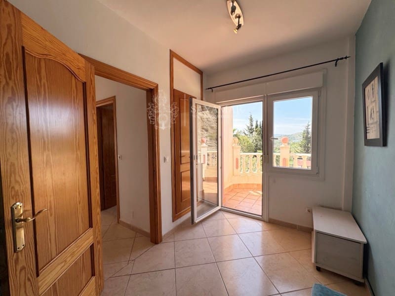 5 bedroom Villa for sale in Arenas with pool - € 400,000 (Ref: 8951544)