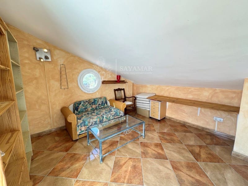 5 bedroom Villa for sale in Arenas with pool - € 400,000 (Ref: 8951544)