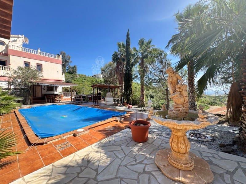 5 bedroom Villa for sale in Arenas with pool - € 400,000 (Ref: 8951544)