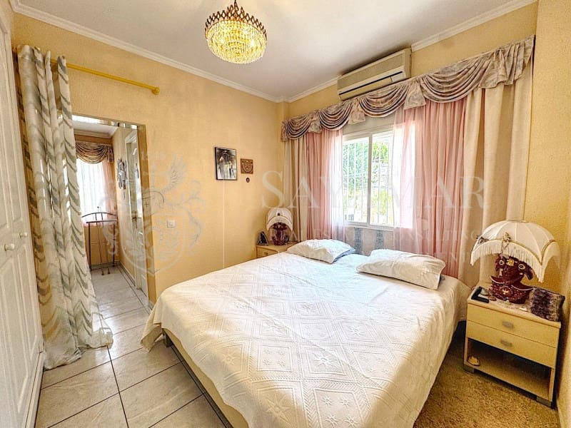 4 soveværelse Villa til salg i Sayalonga med garage - € 650.000 (Ref: 9335352)