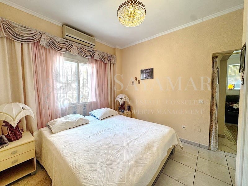 4 soveværelse Villa til salg i Sayalonga med garage - € 650.000 (Ref: 9335352)