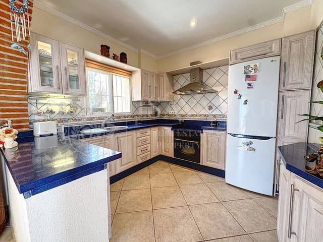 4 sovrum Villa till salu i Sayalonga med garage - 650 000 € (Ref: 9335352)