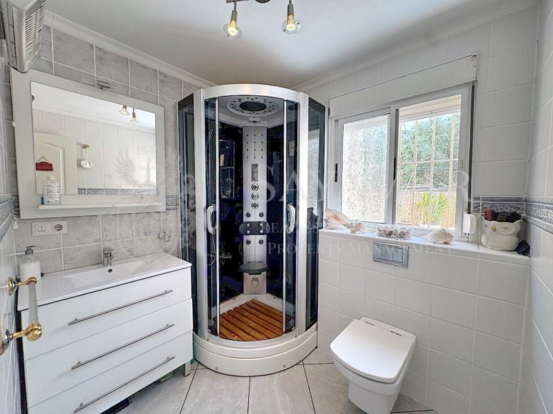 4 soveværelse Villa til salg i Sayalonga med garage - € 650.000 (Ref: 9335352)